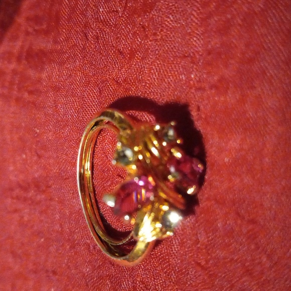 Gorgeous Avon ring with red and clear crystals. 7.5-8 ring sizer - Picture 5 of 6